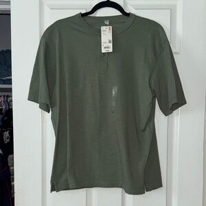 Uniqlo Men's Green Shirt
